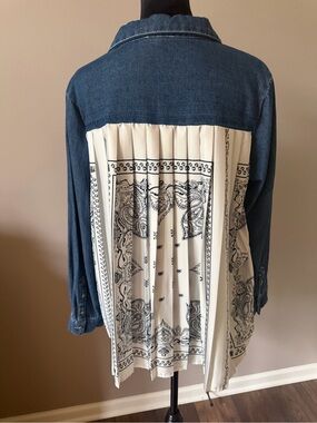 Joh. Denim Button-Up Shirt w/Rear White Black Paisley Pleats MED